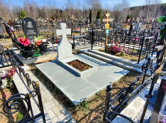 Уборка могилы из белого камня